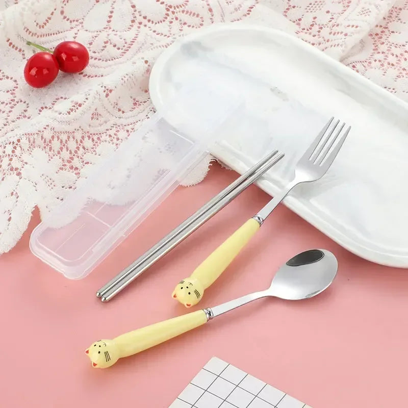 Portable Cartoon Tableware Set for Kids – Fun &amp; Durable Utensils with Case image 3